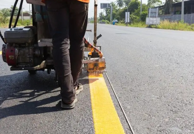 道路热熔标线施工在春、夏两季施工分别应注意哪些事项？